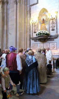 Ofrena floral a la Verge i cua per besar el seu medalló.