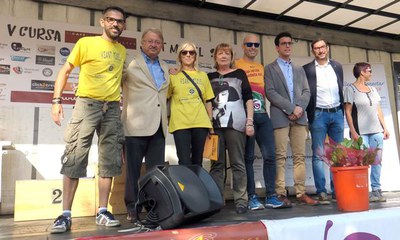 Al final de la cursa, autoritats i organitzadors han lliurat els trofeus als primers classificats.