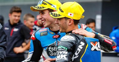 Àlex Márquez rep la felicitació de Xavi Vierge.