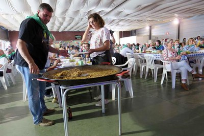 Més de 300 persones han participat en el dinar de germanor a Arques de Rufea.