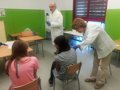 L’equip municipal de Salut Escolar administra les dosis vacunals. A la foto, al centre educatiu Francesco Tonucci.