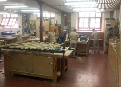 La formació es centra en l'àmbit de la fusteria per tal d'oferir oportunitats laborals.