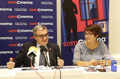 L'alcalde, Àngel Ros, i la directora de Som Cinema, Anna M. Bofarull, a la presentació de la 8a edició de Som Cinema.