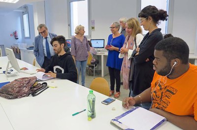 En la visita d'aquest matí a l'EAM Leandre Cristófol, l'alcalde Ros s'ha interessat pels projectes dels seus alumnes.