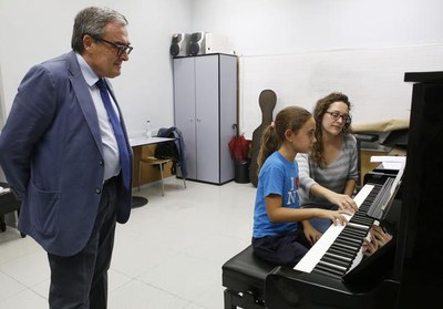 L’alcalde de Lleida, Àngel Ros, ha visitat aquesta tarda el Conservatori i l’Escola de Música Municipal de Lleida, que han iniciat el curs amb uns 75….