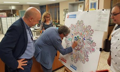 L’alcalde Ros s'ha sumat a la campanya de la Fundació Vicente Ferrer “Un euro, un color, un somriure”.