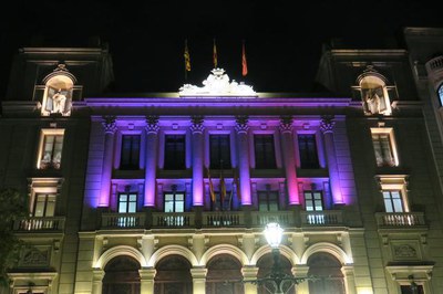 El color rosa ha envaït aquest vespre la façana de l'edifici de l'Ajuntament de Lleida..