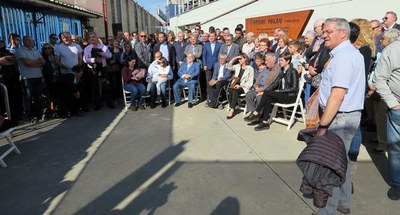 Foto de grup dels assistents a l'acte amb la família de l'Antoni Palau i les autoritats.