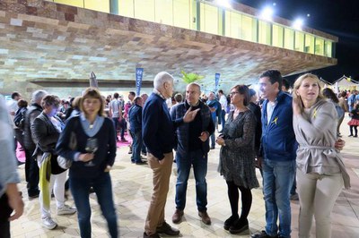 El tinent d'alcalde Rafael Peris ha saludat aquest vespre expositors i visitants.