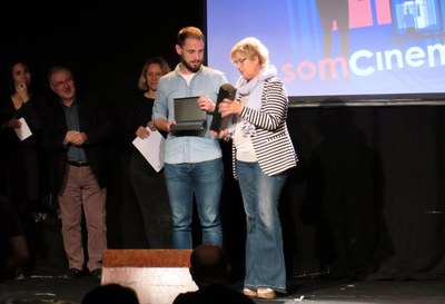 La tinent d'alcalde Montse Parra ha lliurat el Premi al Millor Curtmetratge de Ficció.