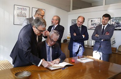 Octavi Bono ha firmat al llibre de visites de Fira de Lleida.