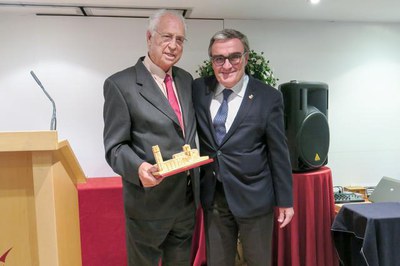 L'alcalde ha entregat un obsequi a Josep Maria Rosell, que ha rebut un homenatge al sopar.