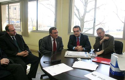 Reunió de l'alcalde amb els responsables del cadastre.