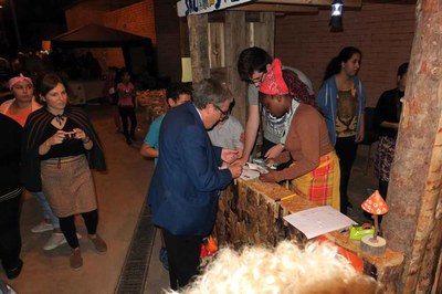 El paer en cap ha aprofitat per comprar castanyes a les paradetes concursants.