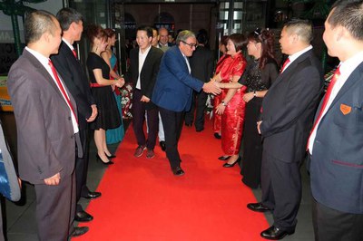 L'alcalde Ros, rebut pels comerciants xinesos de Lleida a l'arribada al local on s'ha constituït l'associació.