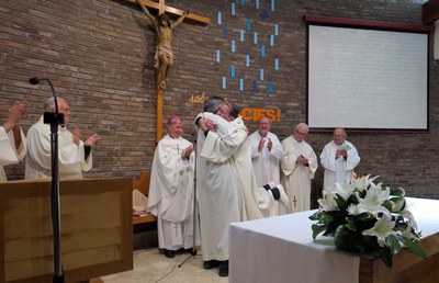 Abraçada entre els dos rectors en el moment del relleu.