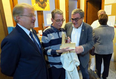 L'alcalde Ros i el regidor Cerdà en finalitzar la cerimònia, lliurant un record al P. Suñol.