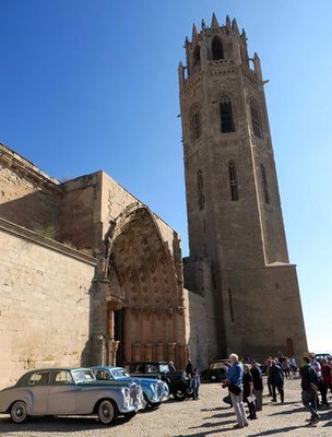 Els vehicles històrics han fet parada a la plaça de la porta dels Apòstols.