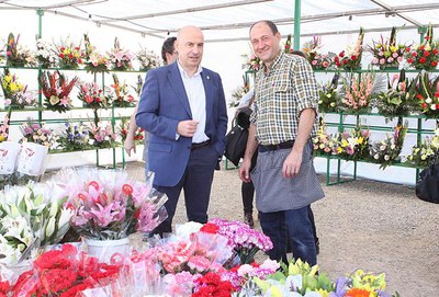 El tinent d'alcalde, Rafael Peris, ha saludat els paradistes del Mercat de les Flors, instal·lat per segon any a Copa d'Or.