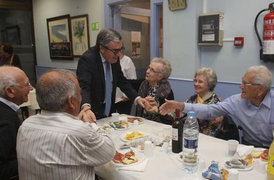 L'alcalde Ros ha compartit amb els socis i sòcies de la Llar Municipal de Bonaire la celebració de la Castanyada.