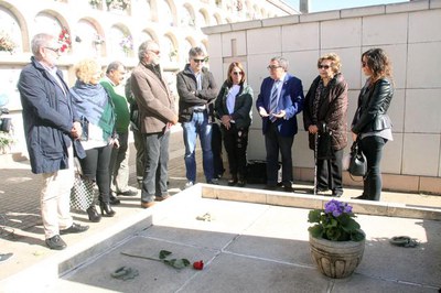 En la tradicional visita al cementiri amb motiu de Tots Sants, l'alcalde, Àngel Ros, ha afirmat que la Paeria recorda enguany la figura de Julià Carb….