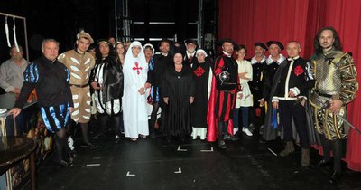 Els actors del TOAR abans de sortir a l'escenari.