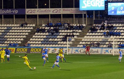 El Vila-real assetjant la porteria de Diego Rivas.