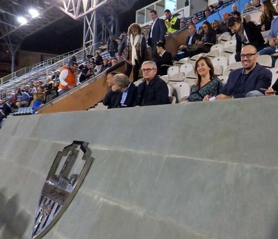 La Llotja amb les autoritats que han assistit al partit.