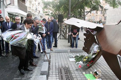 L'alcalde i Joana Palau, exalumna del Liceu Escolar, dipositen l'ofrena floral al monument que recorda aquesta escola.
