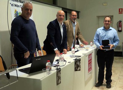 Eloi Sarrat rebent el primer premi de fotografia.