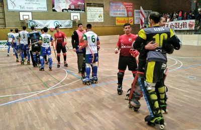Els jugadors saludant-se al final del partit.