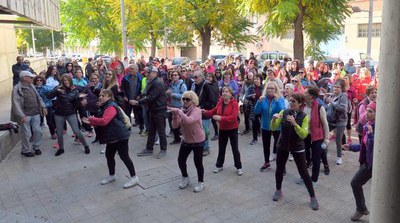 Sessió de zumba per l'escalfament dels participants.