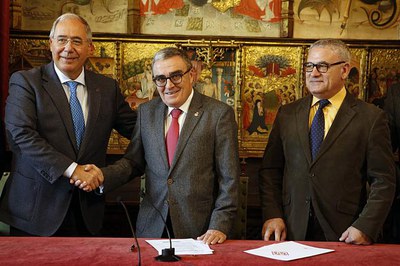 L'alcalde, Àngel Ros, acompanyat del tinent d'alcalde Joan Gómez, i el rector de la UdL, Roberto Fernández, han signat dos convenis de col·laboració ….