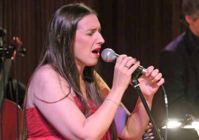 Névoa canta fados a l’Auditori Municipal amb l’Orquestra Simfònica Julià Carbonell.