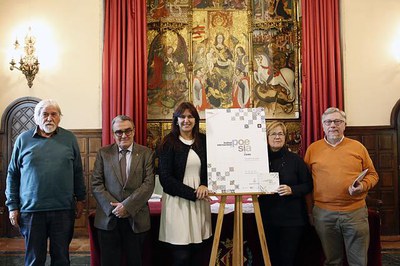 L'alcalde i la resta d'assistents a l'acte amb el cartell del festival.