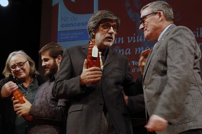 L'alcalde conversa amb Joan Garcia del Muro moments després d'entregar-li la Llibertinella.