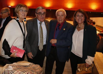 L'alcalde ha saludat abans de l'acte Josep Vallverdú, que un any més ha estat present a la gala.