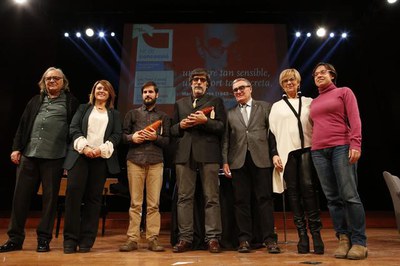 L'alcalde Ros amb els guardonats, la tinent d'alcalde Montse Parra, la vicepresidenta provincial Rosa Pujol i els secretaris del jurats.