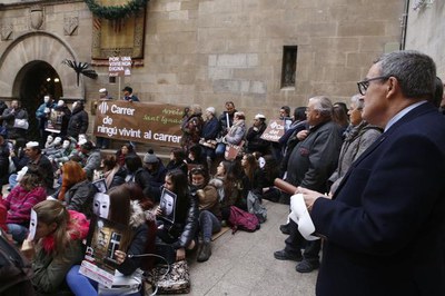 El paer en cap, Àngel Ros, ha participat en la flashmob a la plaça de la Paeria, dins la campanya “ningú sense llar”, que commemora 25 anys i que org….