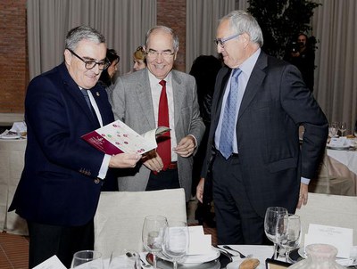 L'alcalde saluda Josep Maria Pujol i Robert Serentill a l'inici de la trobada.