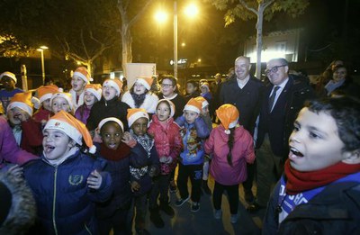 La Coral Clau de Sol, de l’Escola Joan Maragall, ha interpretat les nadales al peu de l'arbre nadalenc de la plaça Sant Jordi.
