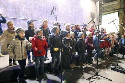 Les veus de 30 nens i nenes de la coral Vailets de l’Orfeó Lleidatà han omplert de nadales la plaça.