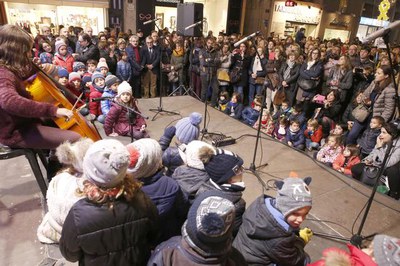 Pares i fills han omplert la Plaça Paeria.