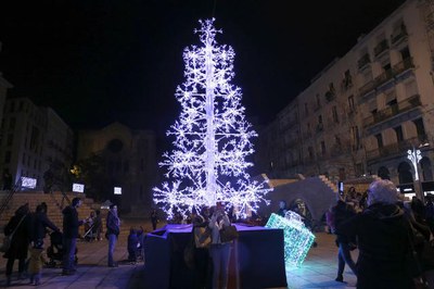 Un arbre de Nadal de 6 metros presideix la plaça Sant Joan.
