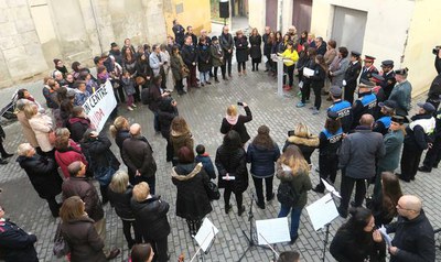 L'acte ha tingut lloc a la plaça Fanalets de Sant Jaume, davant el Casal Municipal de la Dona.