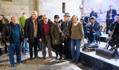 Alguns dels sardanistes s'han volgut fotografiar amb l'alcalde i la regidora.