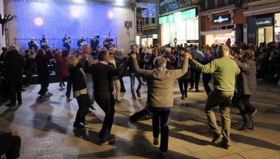 Molts lleidatans han participat de la ballada a la plaça Paeria.