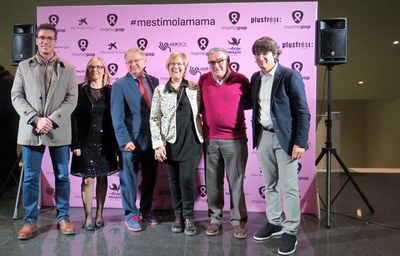 L'alcalde al 'photocall' amb la resta d'autoritats i els promotors del concert.