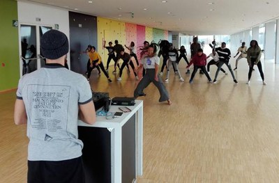 El Departament de Joventut ha col·laborat organitzant audicions pels voluntaris que han volgut ballar durant el matí al foyer de la Llotja.