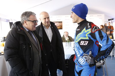 El paer en cap, À.Ros, i el tinent d'alcalde R.Peris, conversant amb Marc Márquez al campus que està fent al circuit municipal de Rufea de Lleida.